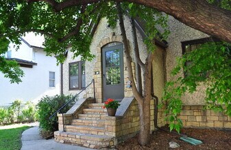 Building Photo - Spacious 3-Bed Duplex with Garage and 2 bathrooms in Minneapolis!
