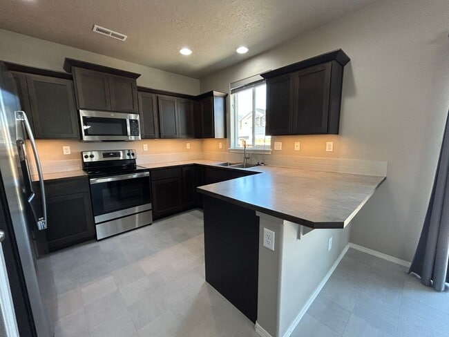 Building Photo - Newer 3 Bedroom / 2 Bathroom Home In NW Re...