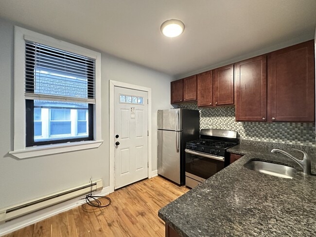 Building Photo - 4422 N Wolcott Ave