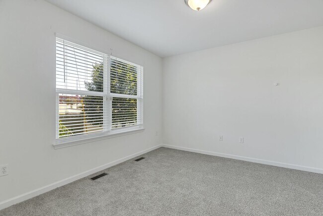 Building Photo - COMING SOON Spacious 4-Bedroom Condo for Rent – Prime Location!