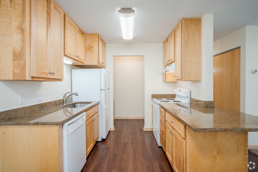 1BR,1BA - 700SF - Renovated Kitchen - Park Place Apartments