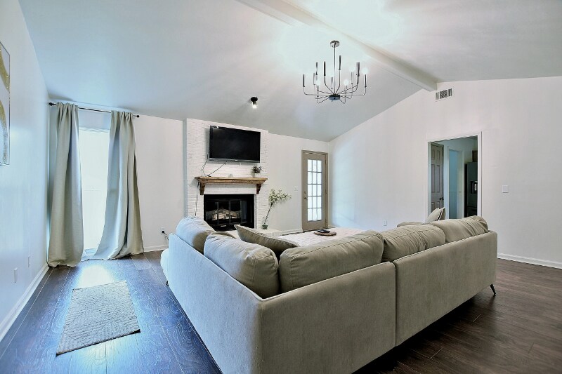 Building Photo - 4660 Woodmere Ln