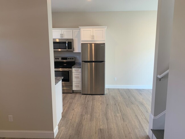 Building Photo - 129 Kenoza Ave