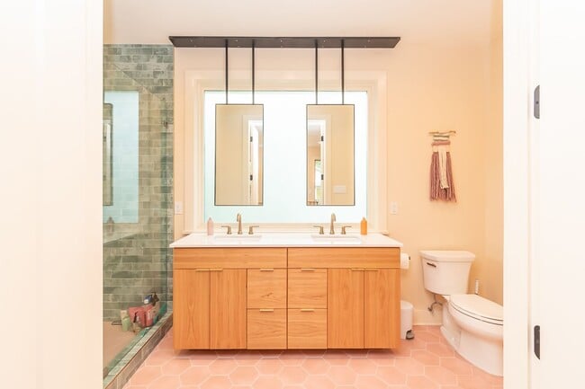 Building Photo - CHARMING, MODERN, CUSTOM HOME IN MID-CITY FOR RENT