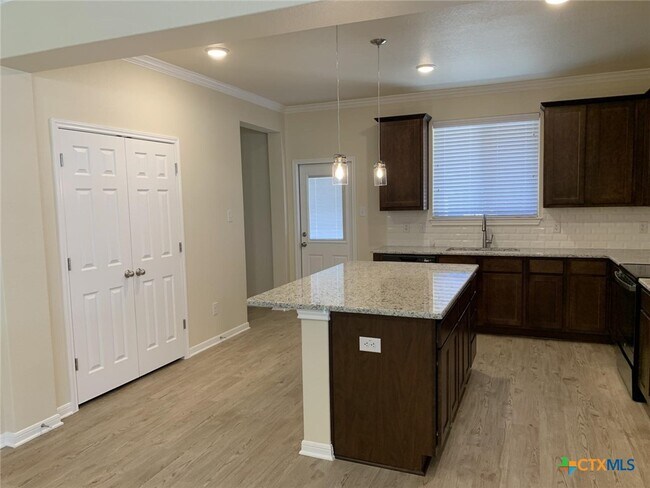 Building Photo - 612 Ripplewood Dr