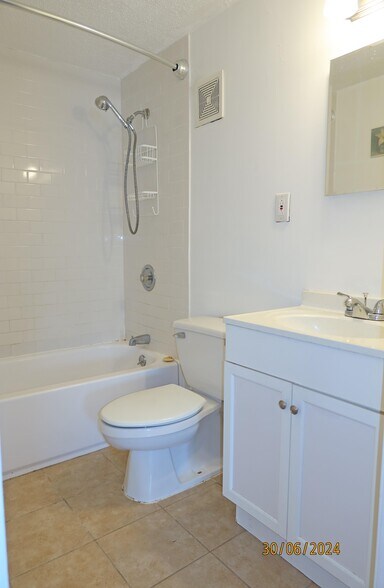 Full Bath - 12 Ellery St
