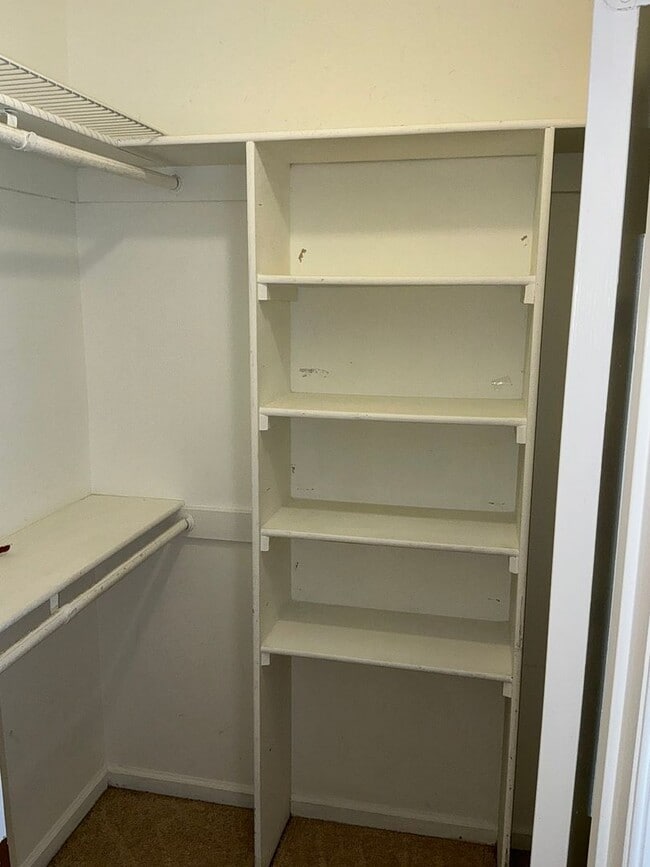 Building Photo - Very well maintained 2 bedroom 2 full 2 half upper floor condo with loft, located in the desired ...