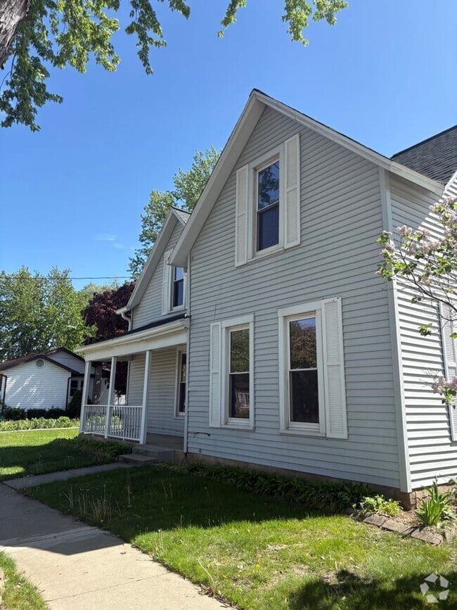 Building Photo - SPACIOUS 4 BEDROOM HOME READY FOR YOU