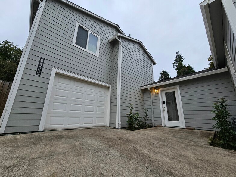 Building Photo - 13235 SE Oatfield Rd