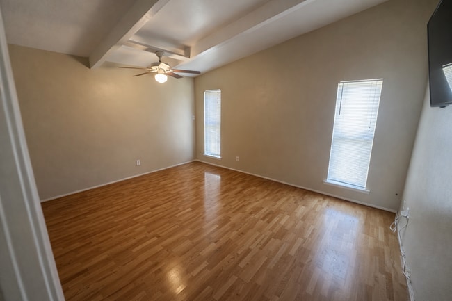 Building Photo - AVAILABLE NOW!