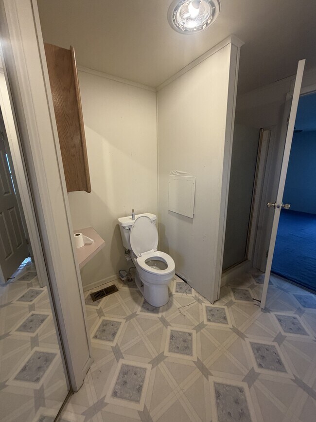 Building Photo - 690 Maple Ct