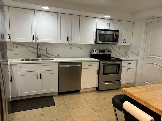 Building Photo - 9894 Fairway Cove Ln
