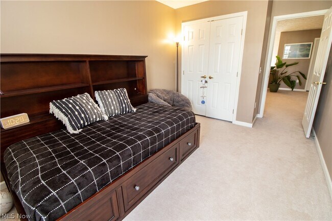 Building Photo - 4977 Lake View Dr