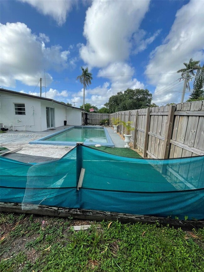 Building Photo - 5751 SW 38th Ct