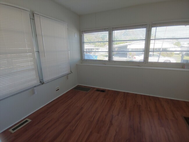 Building Photo - 912 49th Ave W