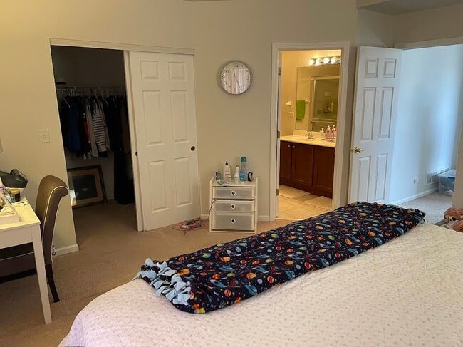 Building Photo - 1040 N Claremont Dr