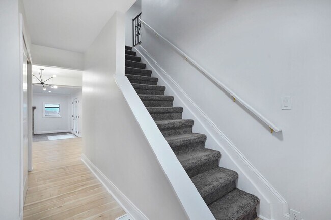 Building Photo - Beautifully Updated 4 Bed / 2.5 Bath Colon...