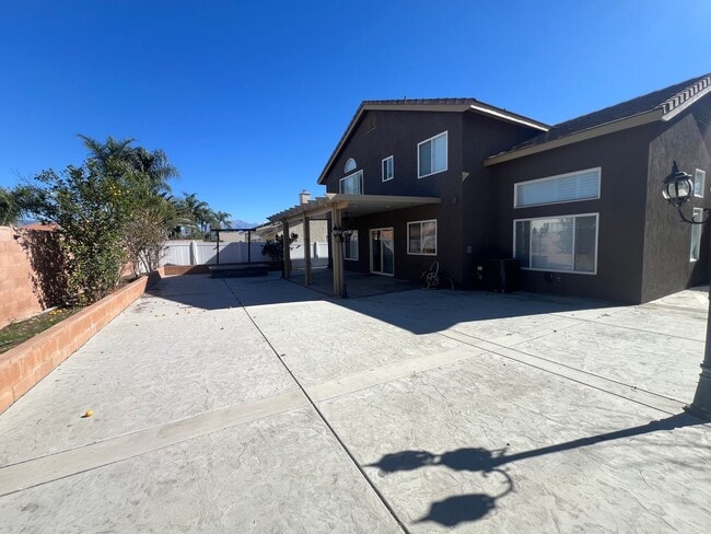 Building Photo - Beautiful 5bed 3bath Colton Home!