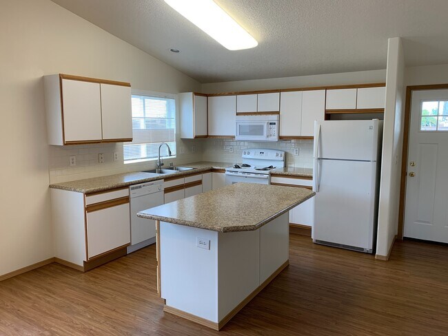 Building Photo - Maurina1