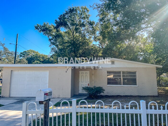 Primary Photo - 5711 N 43rd St