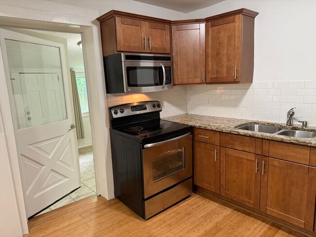 Building Photo - For Rent - Charming 3 Bedroom House in Eas...