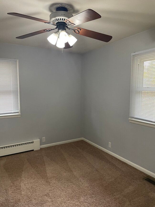 Building Photo - 565 E Chadwick Dr