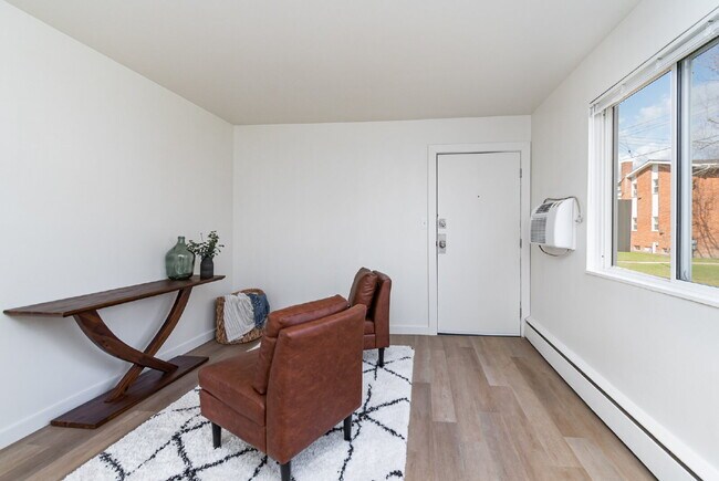 Building Photo - Available Now!  Fully renovated 1 bedroom ...