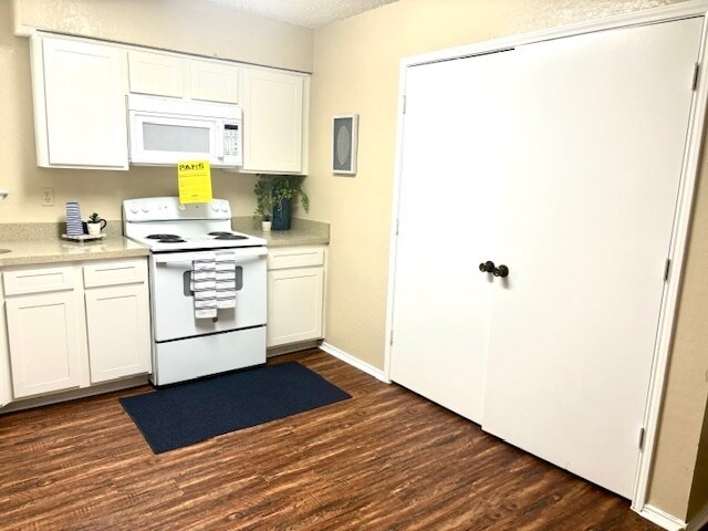 Building Photo - Townhouse! 2 bedroom 2.5 bath 2 car garage!