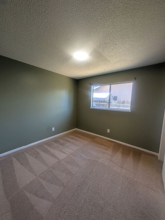 Building Photo - Great 3 bedroom home Close to CSUS