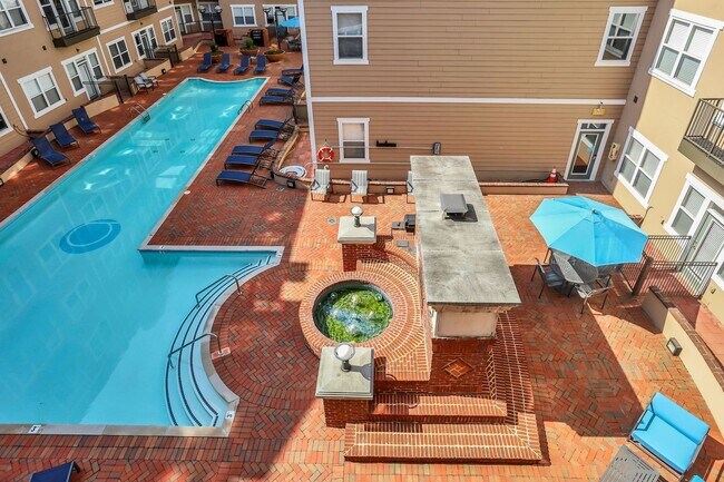 Building Photo - Awesome 1BE/1BA Condo in the heart of West End!