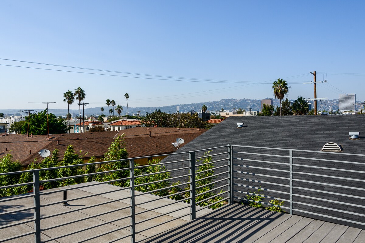 Building Photo - 1513 S Orange Grove Ave