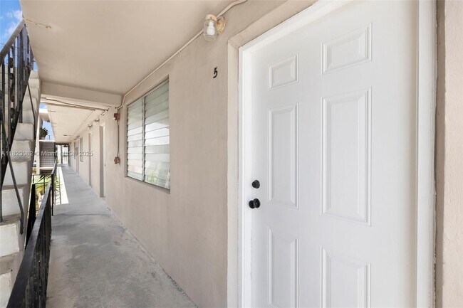 Building Photo - 126 SW 18th Ave