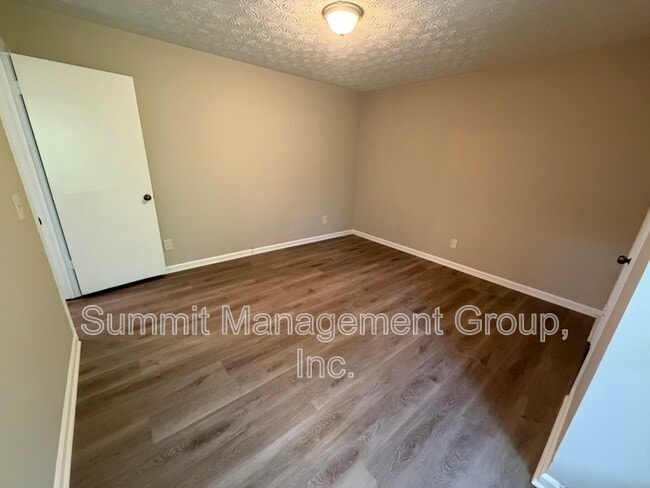 Building Photo - 1035 Eastview Rd NE