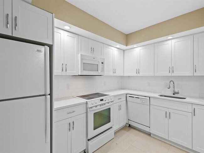 Building Photo - 4100 Galt Ocean Dr