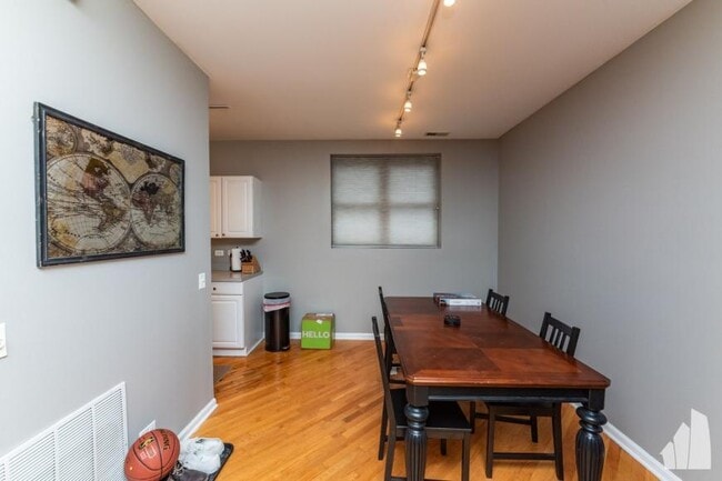 Building Photo - 2 bedroom in Chicago IL 60657
