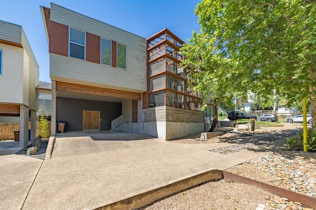 Building Photo - 2801 Oak Crest Ave