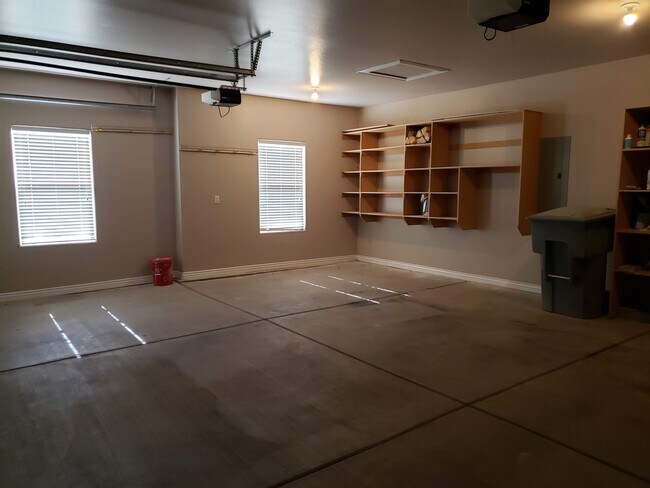 Building Photo - Beautiful 4 bed 2 bath home with 3 car gar...