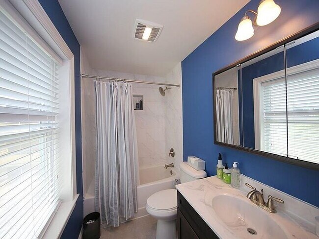 Building Photo - 10 Irma St