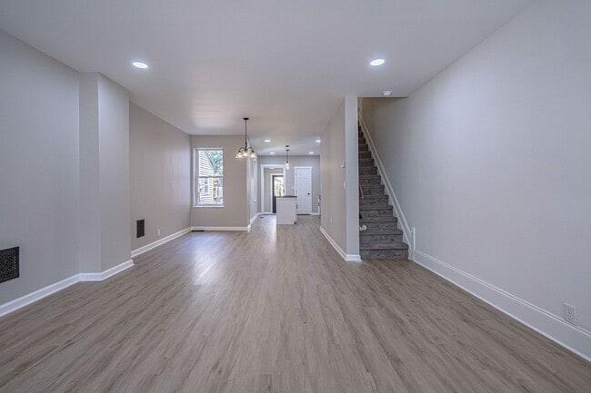 Building Photo - UPDATED FOUR BEDROOM/1.5 BATH TOWNHOME