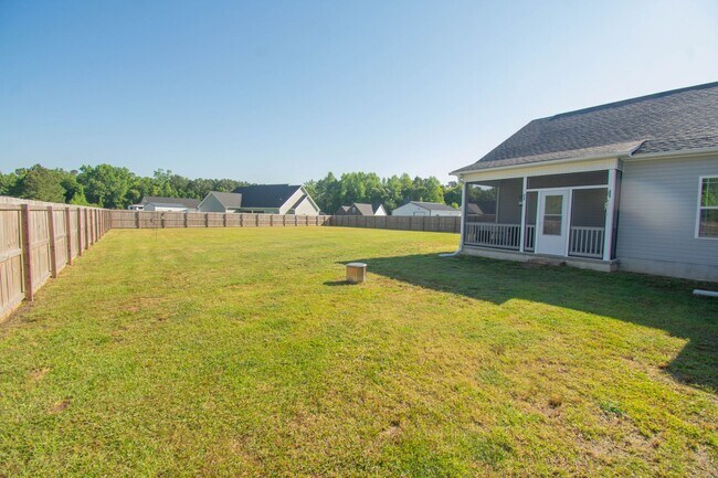 Building Photo - Coming Soon! 3 Bedroom 2.5 Bath - 25 Minutes from Camp Lejeune