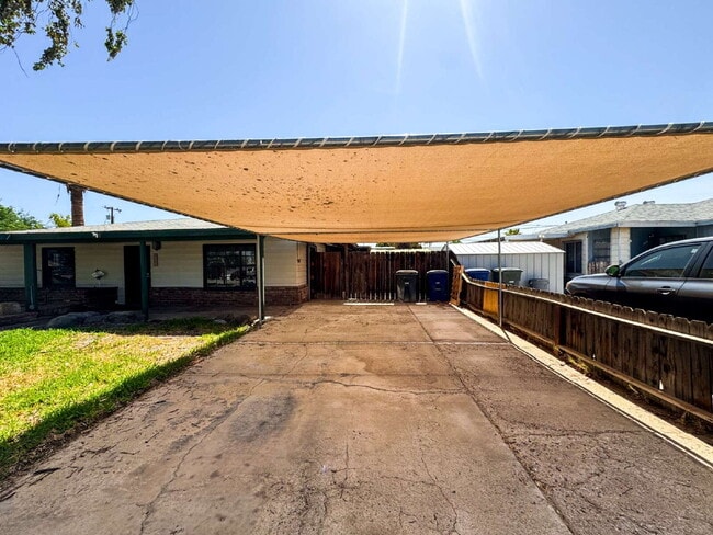 Building Photo - "Charming 3 Bedroom, 2 Bathroom Home with Spacious Living"