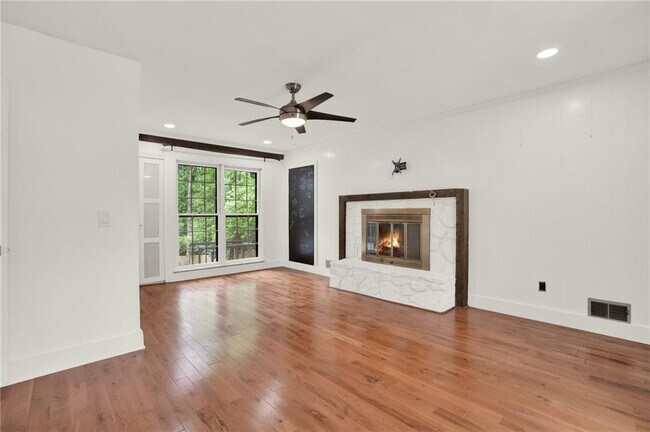 Building Photo - 3270 Brookview Dr