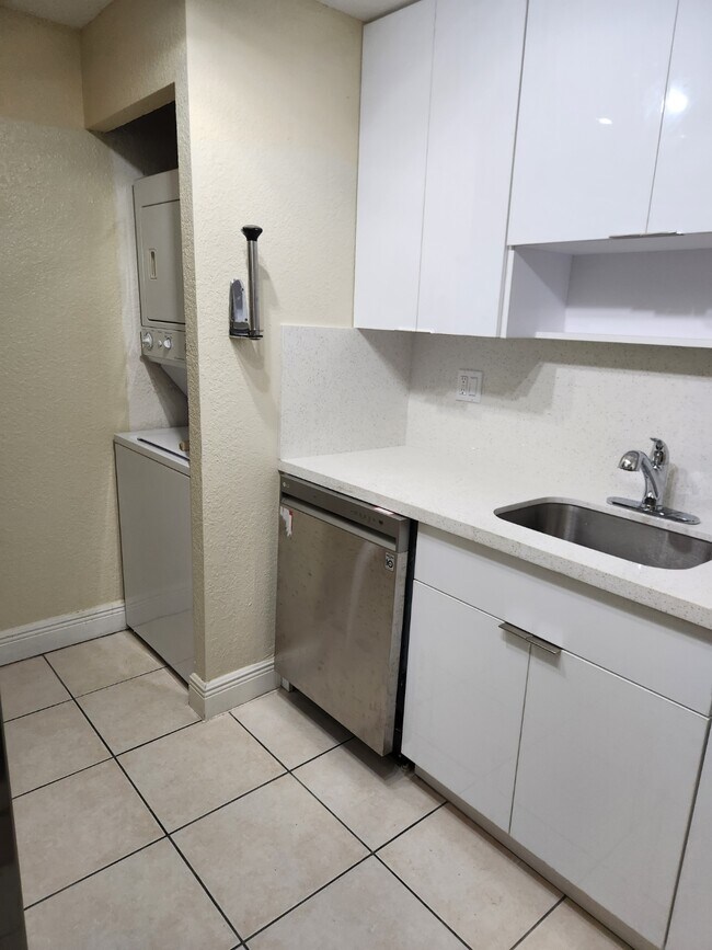 Building Photo - 9950 N Kendall Dr