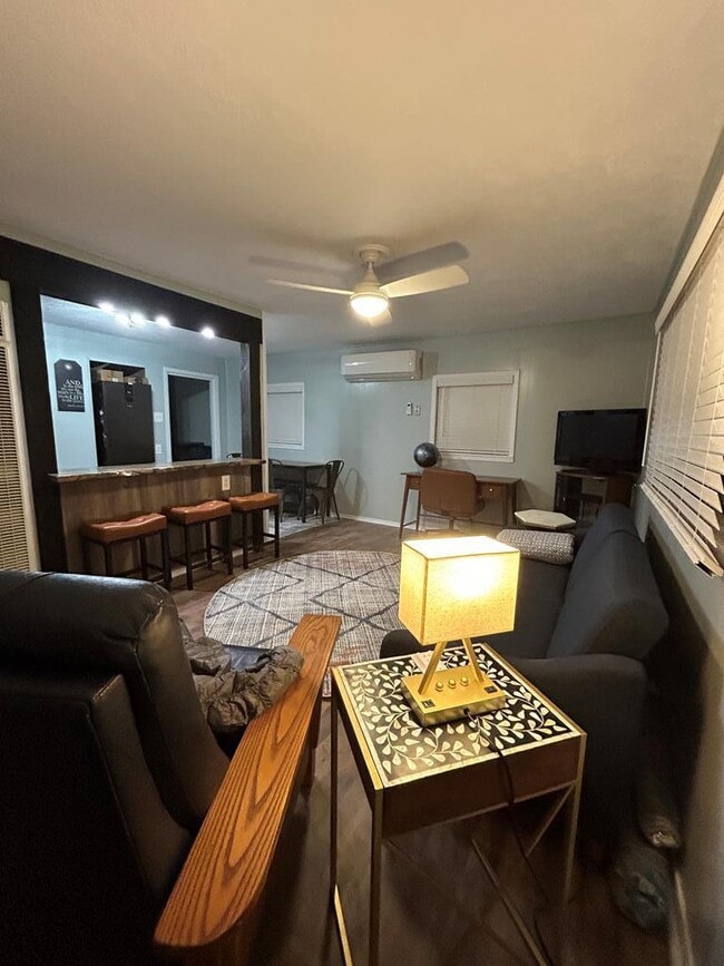 Building Photo - 205 S 11th St