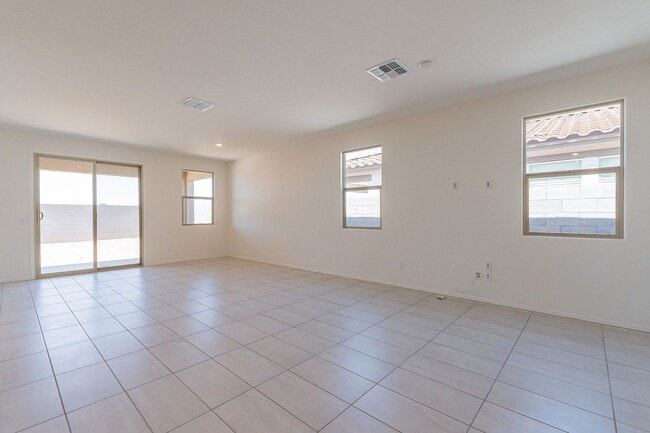 Building Photo - Modern 3-Bed + Den Home in Ventana De Estrellas