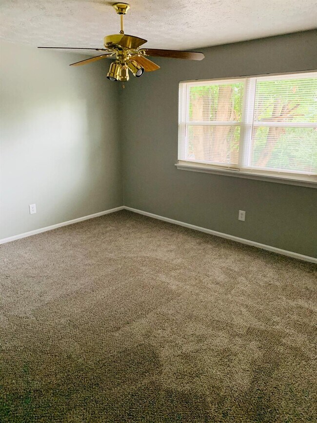 Building Photo - 384 Redding Rd