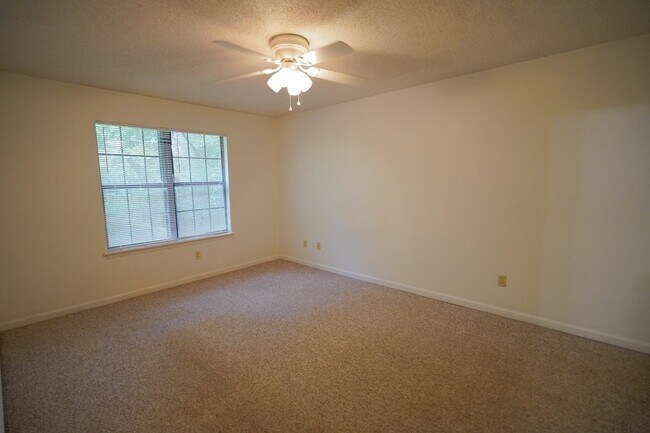 Building Photo - 828 Ashlyn Forest Dr