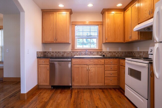 Building Photo - 3-bedroom 2-bath House SW Albany $2,395