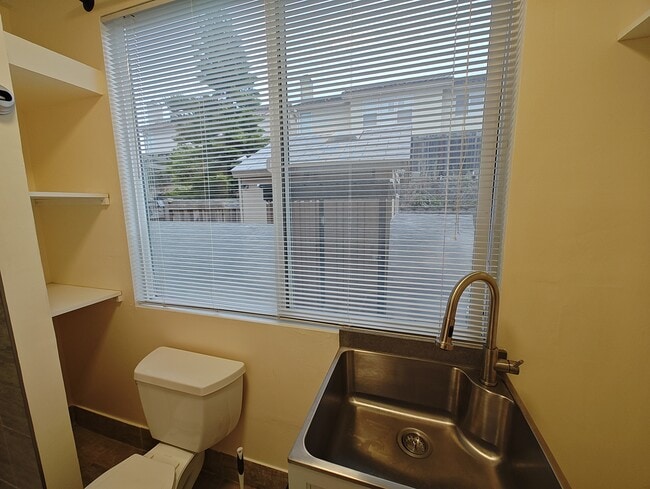 Building Photo - 655 Freesia Dr