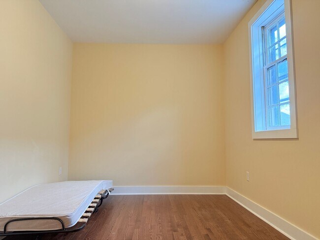 Building Photo - UPSTAIRS Downtown Milford Gem Near the Riverwalk & Local Hotspots!